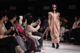 4 Item Fashion yang Tiba-Tiba Dihindari Perempuan 25-35 Tahun – Padahal 3 Bulan Lalu Jadi Andalan